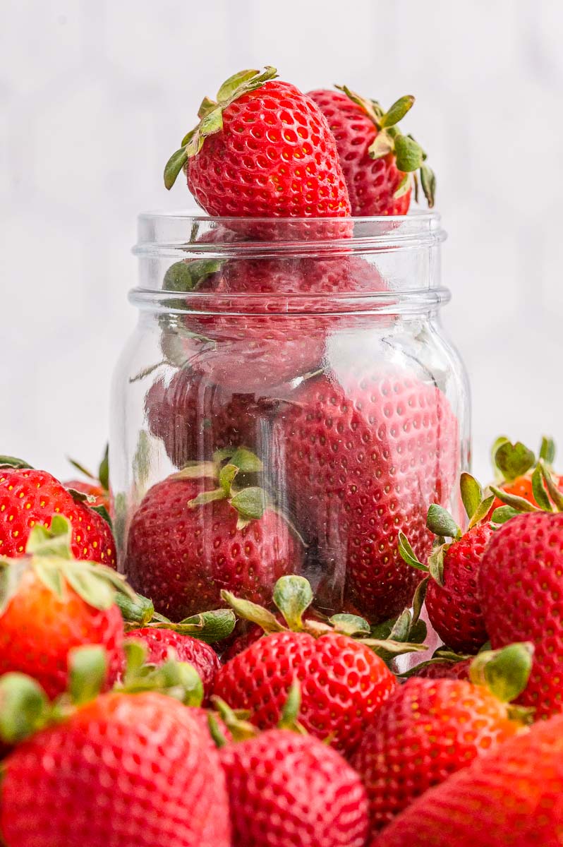 How to preserve strawberries in a jar